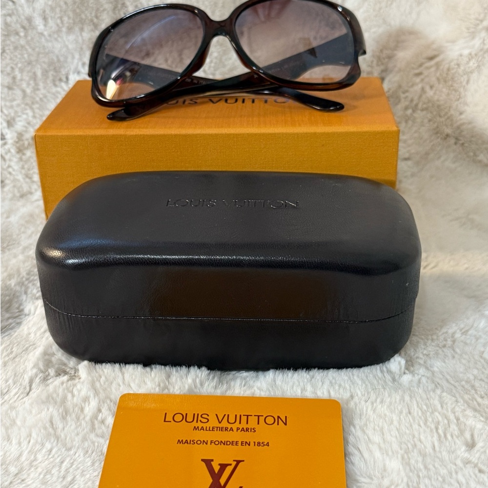 Louis Vuitton Sunglasses - Picture 6 of 6